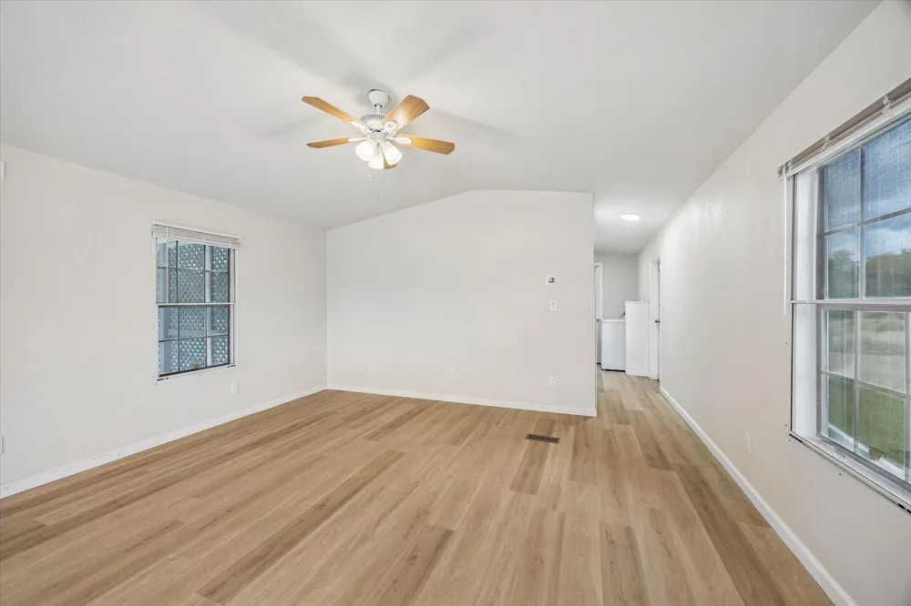 5806 S Highway 35 Alvin, TX 77511