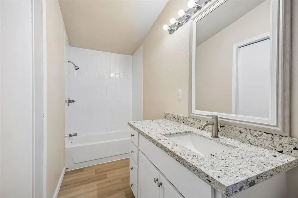 5806 S Highway 35 Alvin, TX 77511