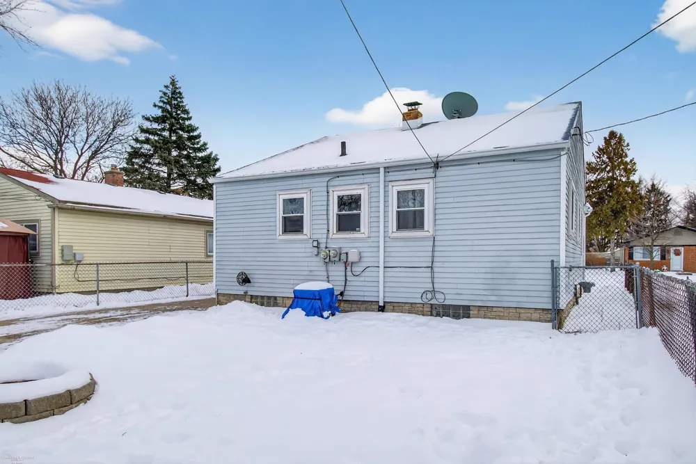 19795 Macel Street Roseville City, MI 48066