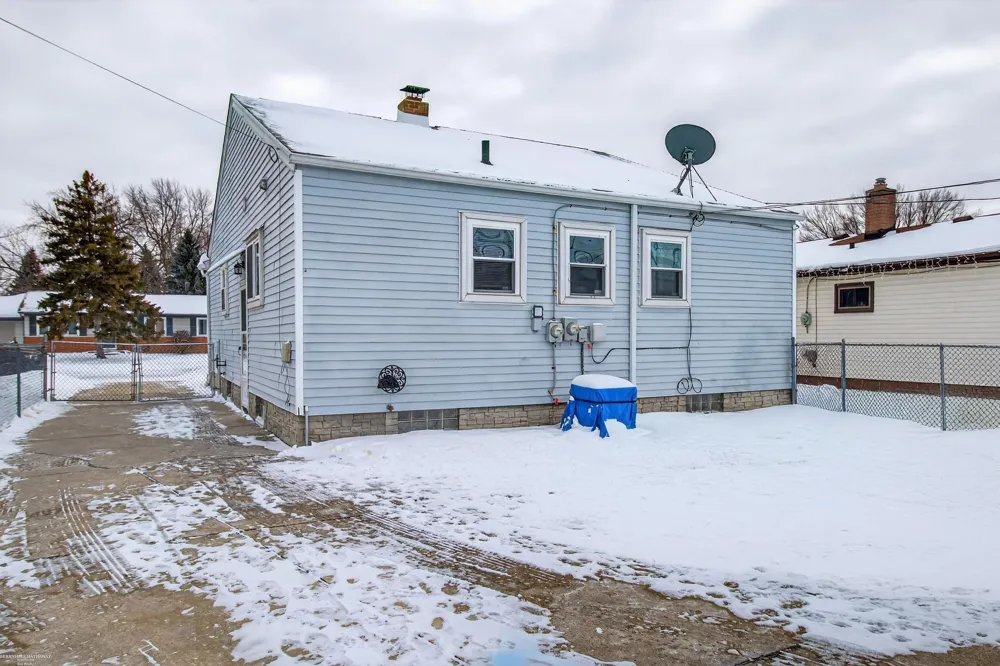 19795 Macel Street Roseville City, MI 48066