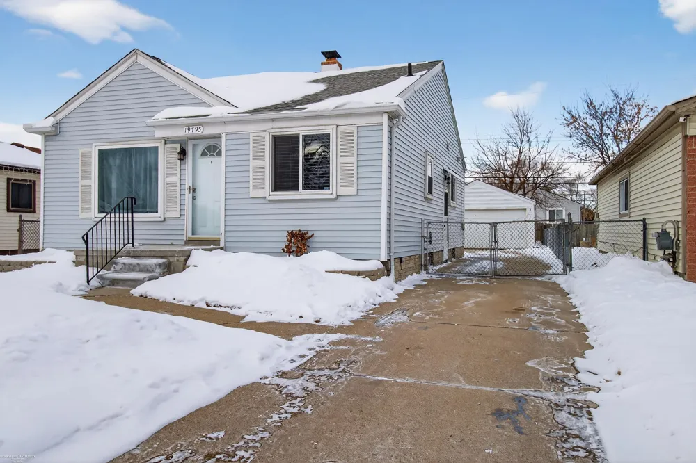 19795 Macel Street Roseville City, MI 48066