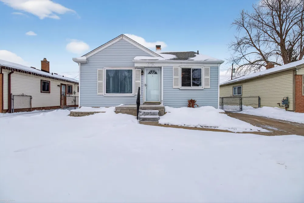 19795 Macel Street Roseville City, MI 48066