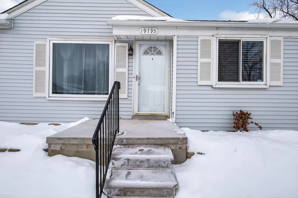 19795 Macel Street Roseville City, MI 48066