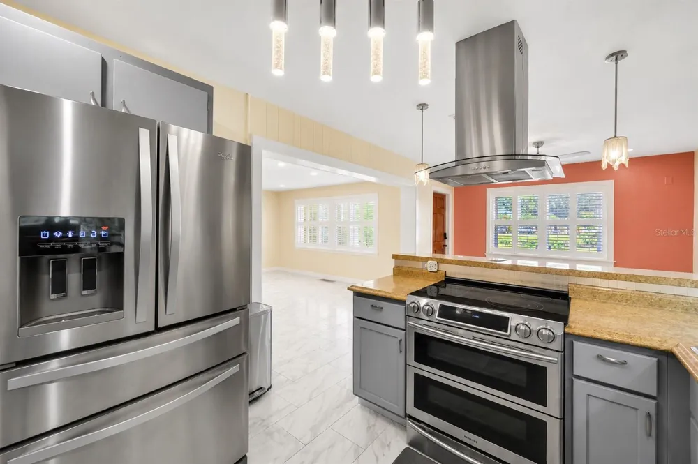 1572 77TH AVENUE St Petersburg, FL 33702
