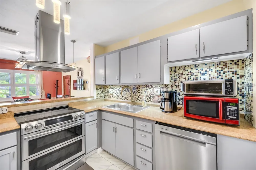 1572 77TH AVENUE St Petersburg, FL 33702