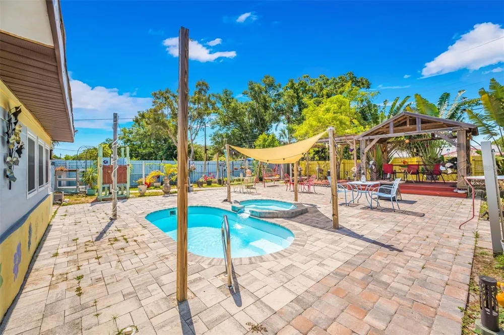 1572 77TH AVENUE St Petersburg, FL 33702