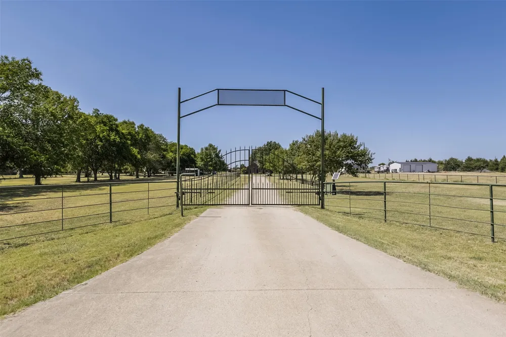 137 Cactus Road Waxahachie, TX 75165