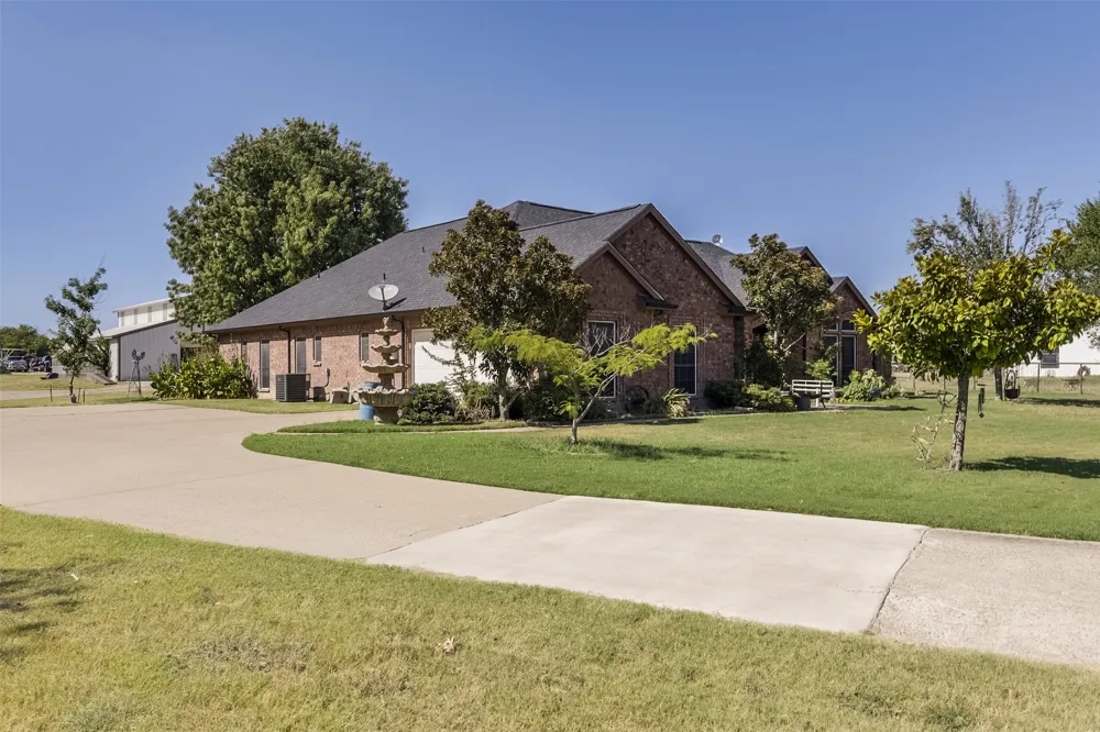 137 Cactus Road Waxahachie, TX 75165