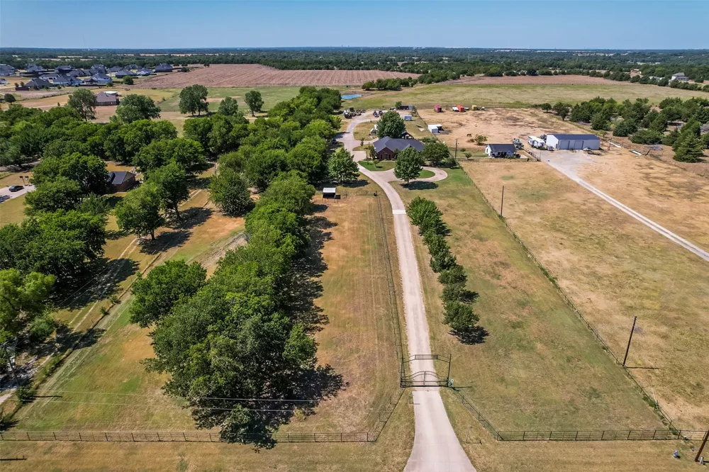 137 Cactus Road Waxahachie, TX 75165