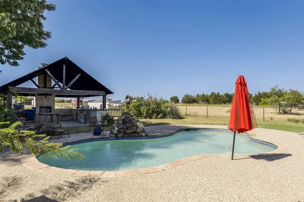 137 Cactus Road Waxahachie, TX 75165