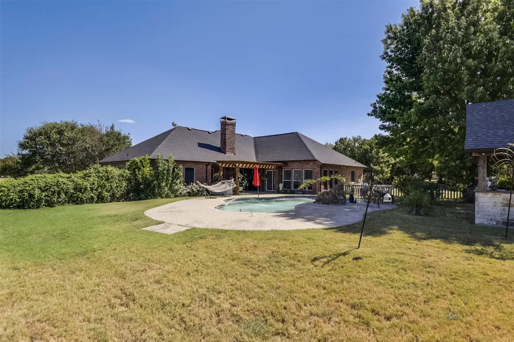 137 Cactus Road Waxahachie, TX 75165