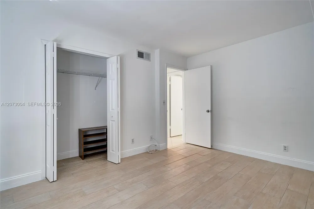 231 Lakeview Drive #103 Weston, FL 33326