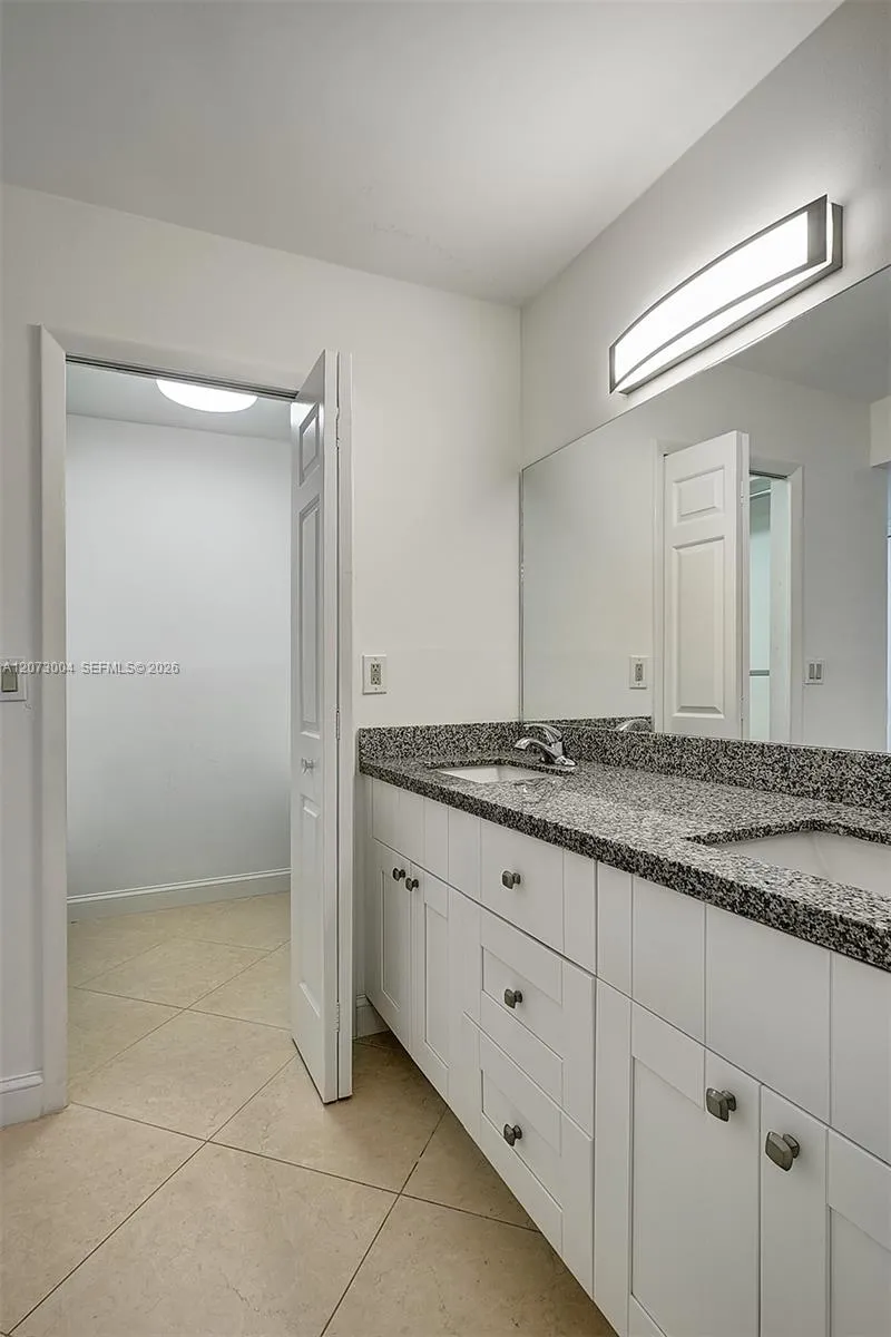 231 Lakeview Drive #103 Weston, FL 33326