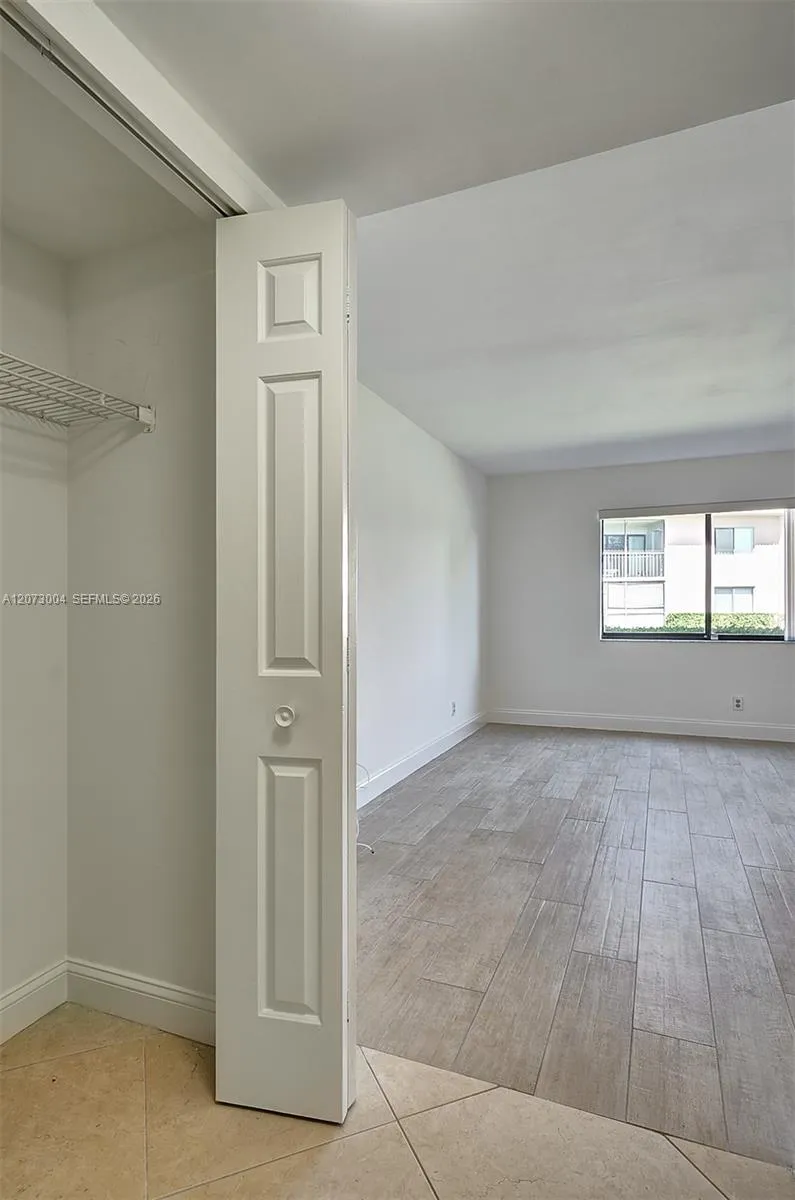231 Lakeview Drive #103 Weston, FL 33326