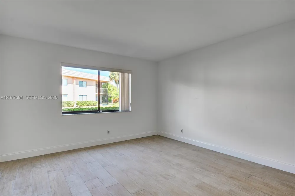 231 Lakeview Drive #103 Weston, FL 33326