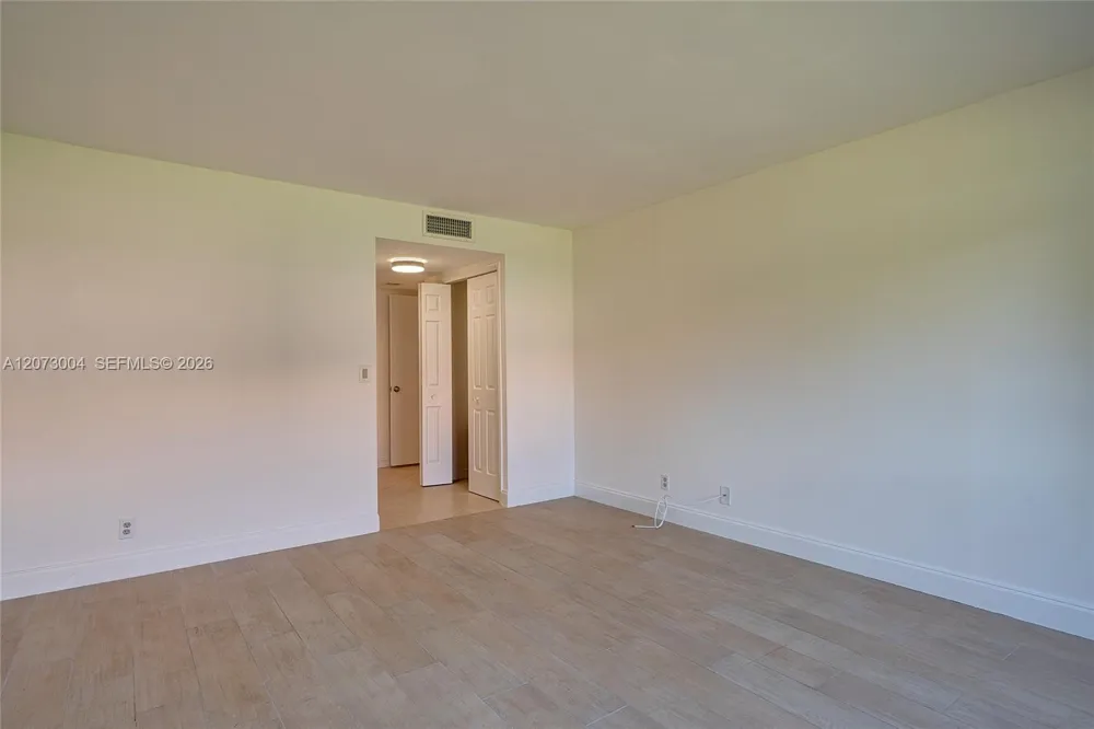 231 Lakeview Drive #103 Weston, FL 33326