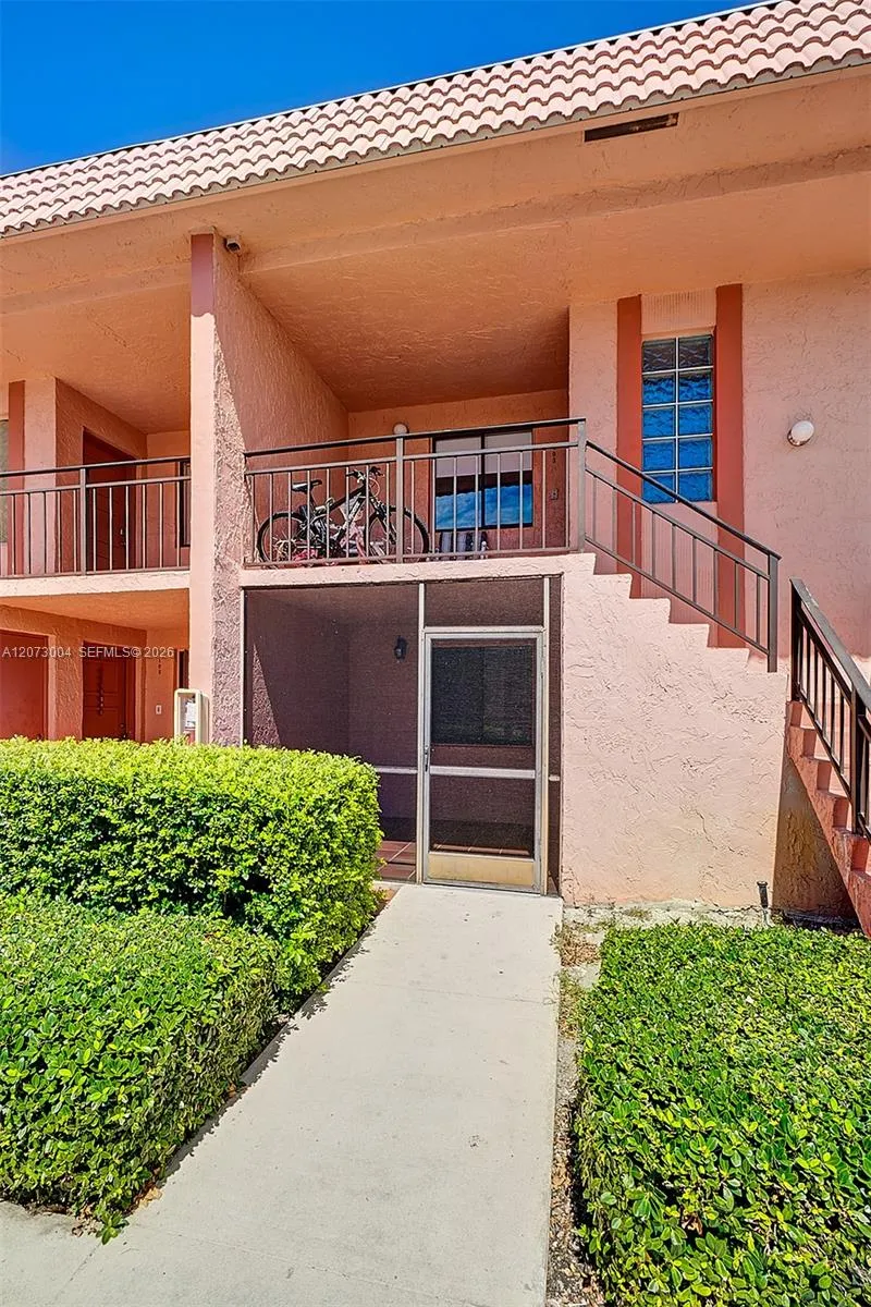 231 Lakeview Drive #103 Weston, FL 33326