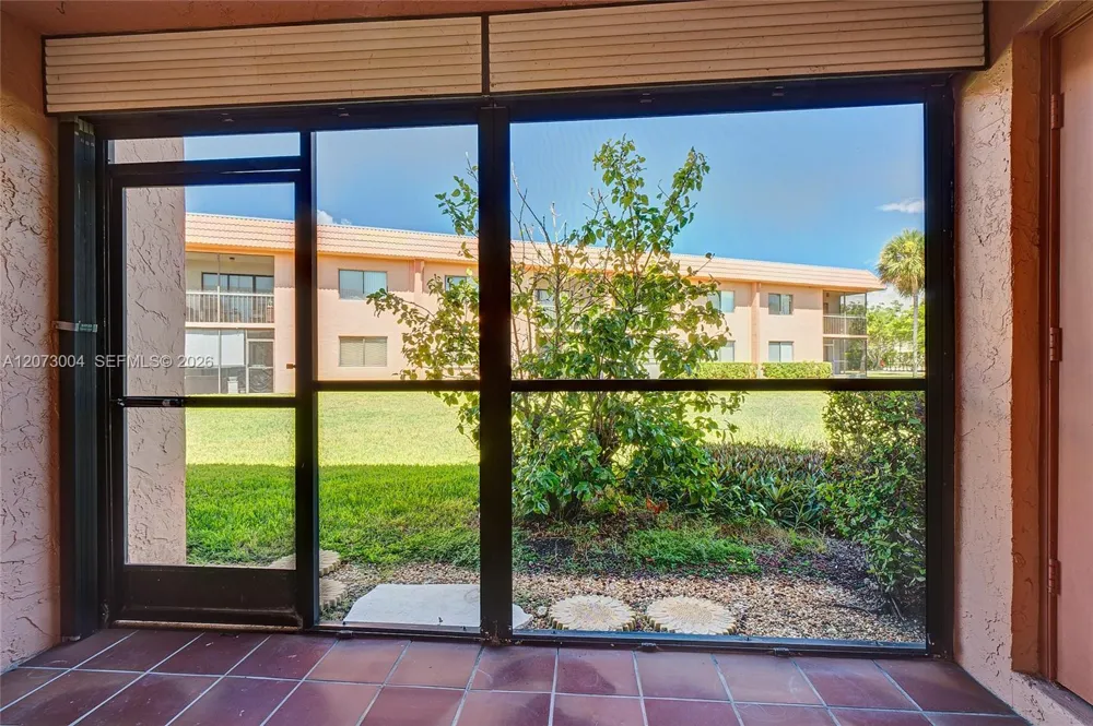 231 Lakeview Drive #103 Weston, FL 33326