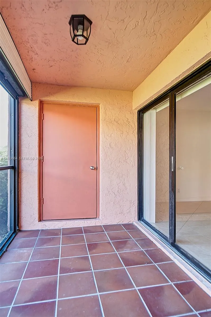 231 Lakeview Drive #103 Weston, FL 33326