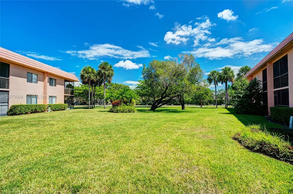 231 Lakeview Drive #103 Weston, FL 33326