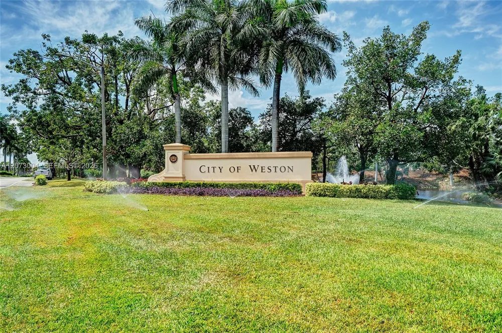 231 Lakeview Drive #103 Weston, FL 33326