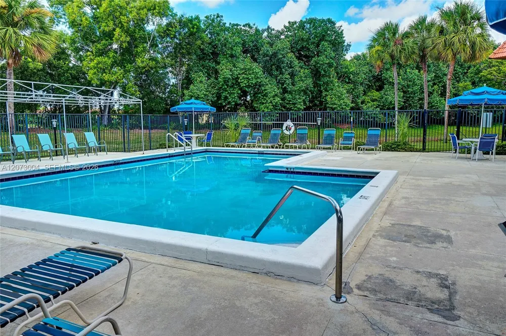 231 Lakeview Drive #103 Weston, FL 33326