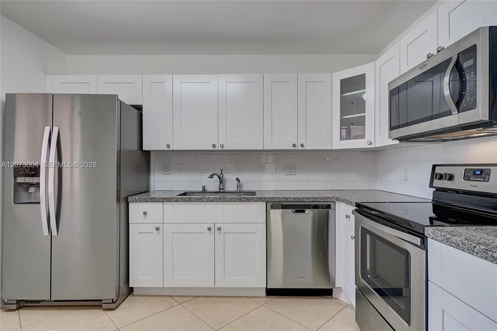 231 Lakeview Drive #103 Weston, FL 33326
