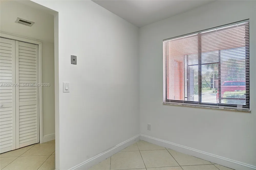 231 Lakeview Drive #103 Weston, FL 33326