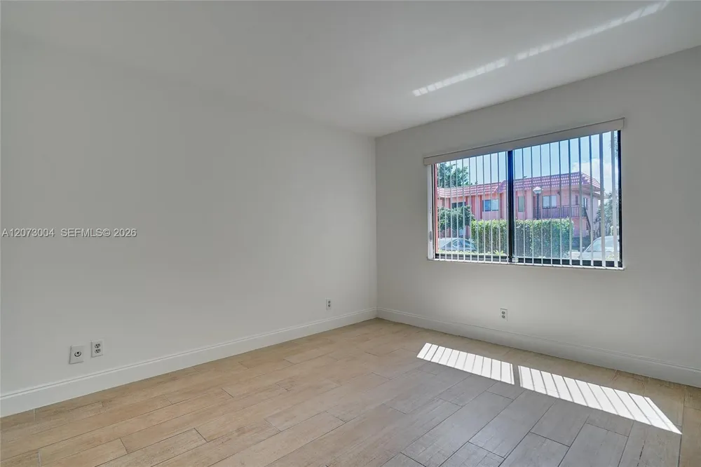231 Lakeview Drive #103 Weston, FL 33326