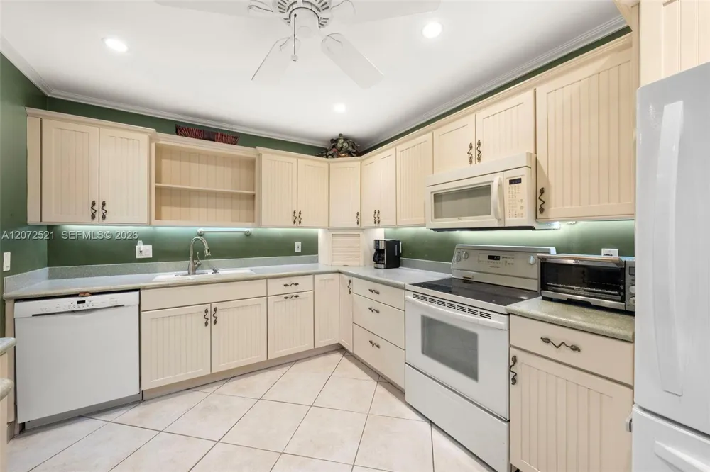 6815 Edgewater Dr #202 Coral Gables, FL 33133