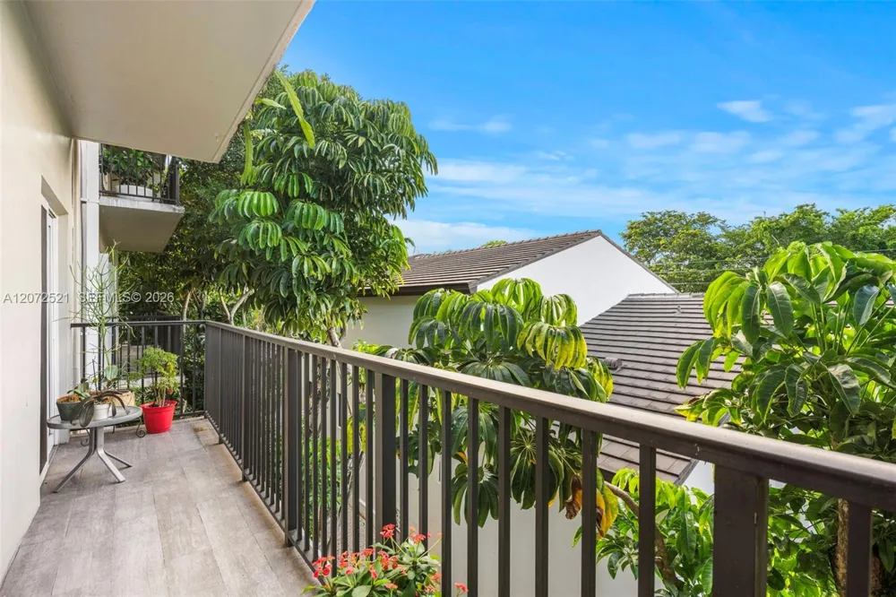 6815 Edgewater Dr #202 Coral Gables, FL 33133