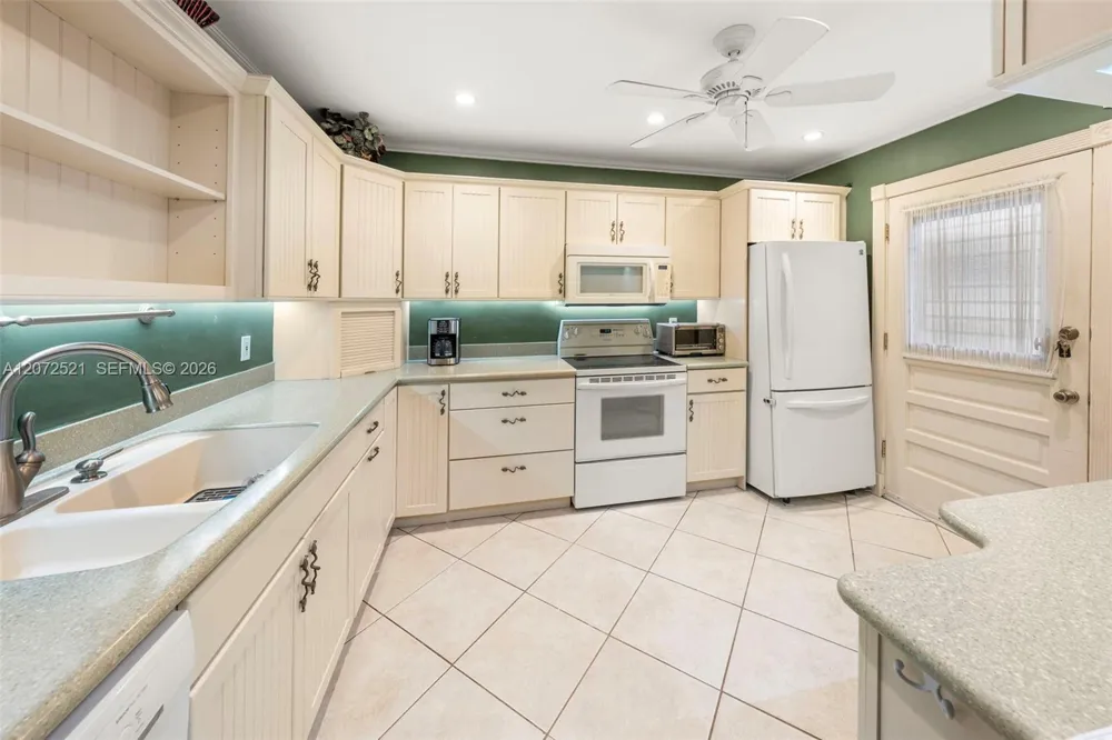 6815 Edgewater Dr #202 Coral Gables, FL 33133