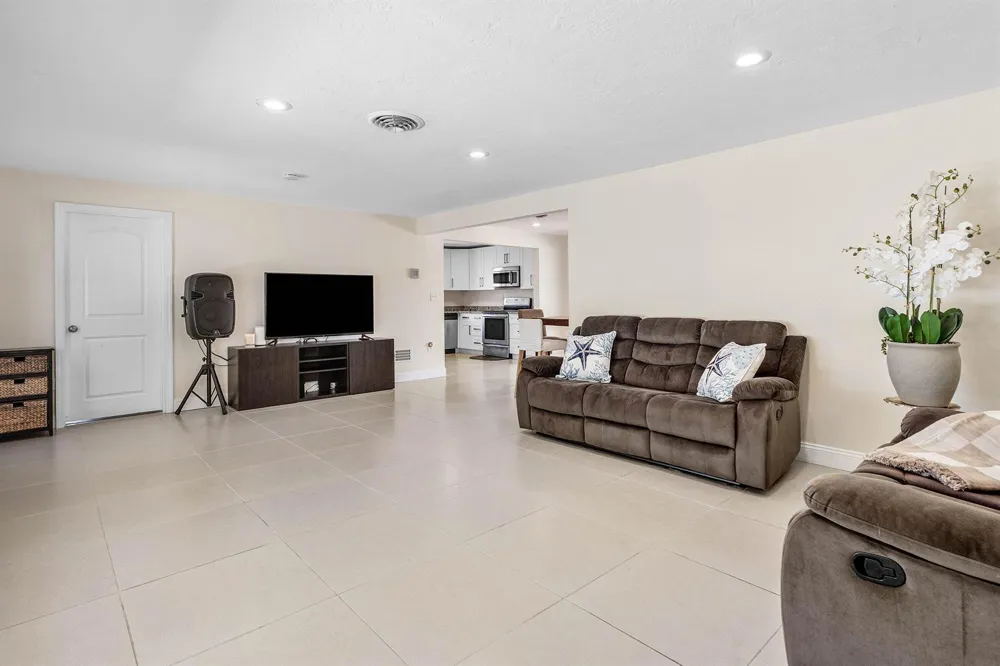 1620 SW 4TH AVENUE Pompano Beach, FL 33060