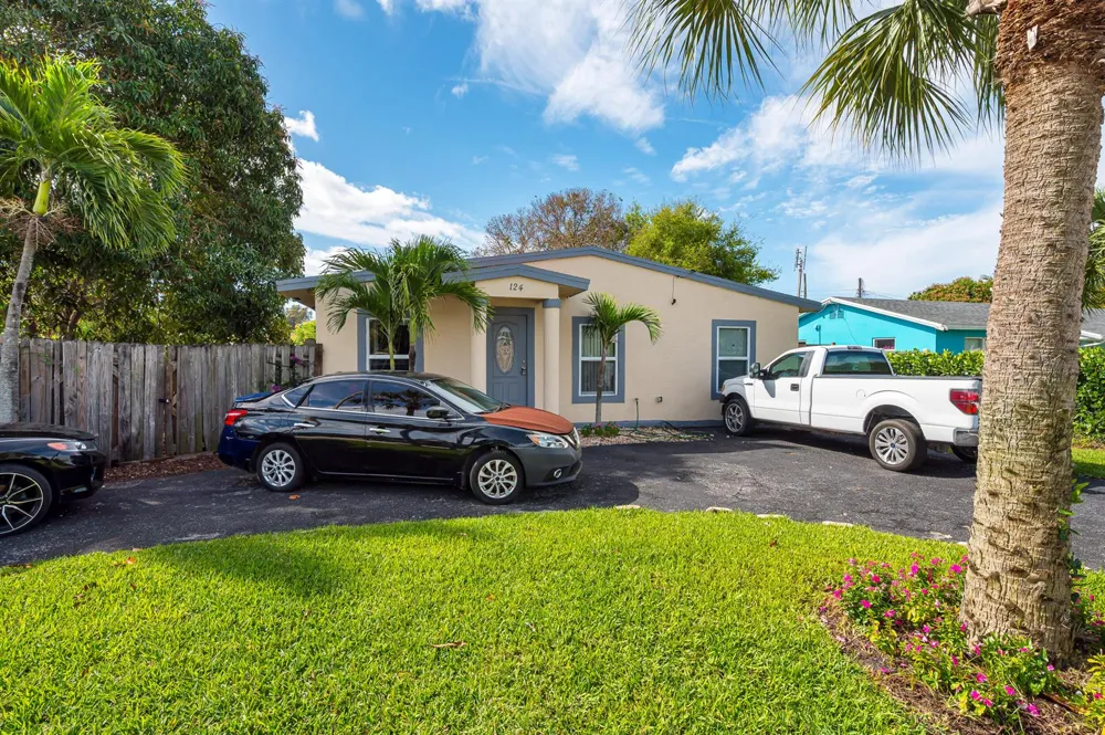 124 SW 10TH AVENUE Boynton Beach, FL 33435