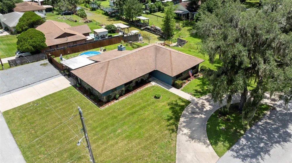 1351 CR 482N Lake Panasoffkee, FL 33538