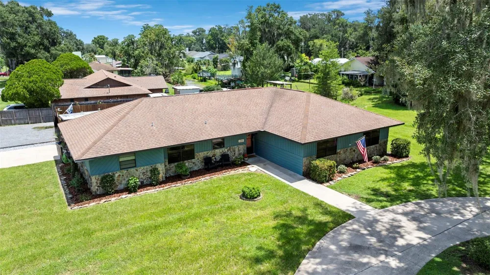 1351 CR 482N Lake Panasoffkee, FL 33538
