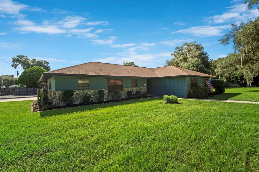 1351 CR 482N Lake Panasoffkee, FL 33538
