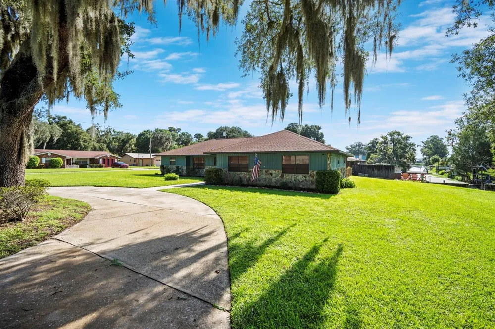 1351 CR 482N Lake Panasoffkee, FL 33538