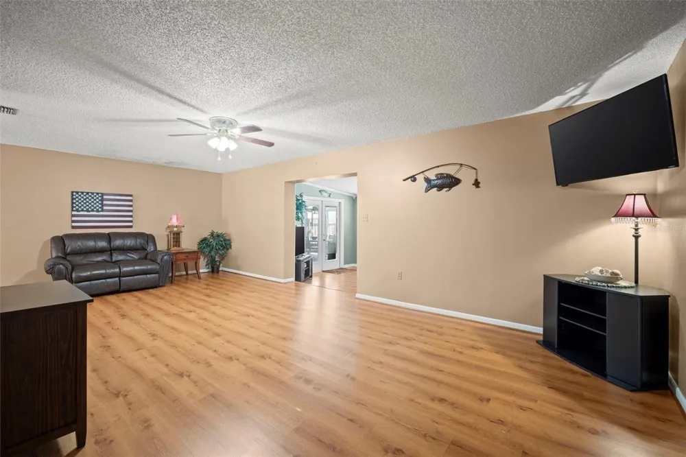 1351 CR 482N Lake Panasoffkee, FL 33538