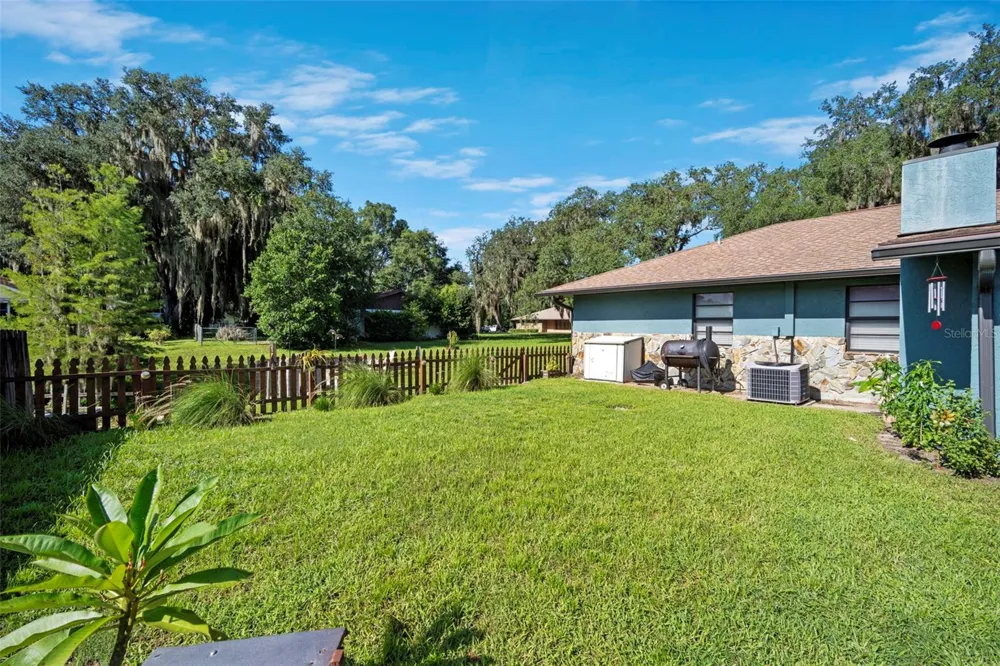 1351 CR 482N Lake Panasoffkee, FL 33538