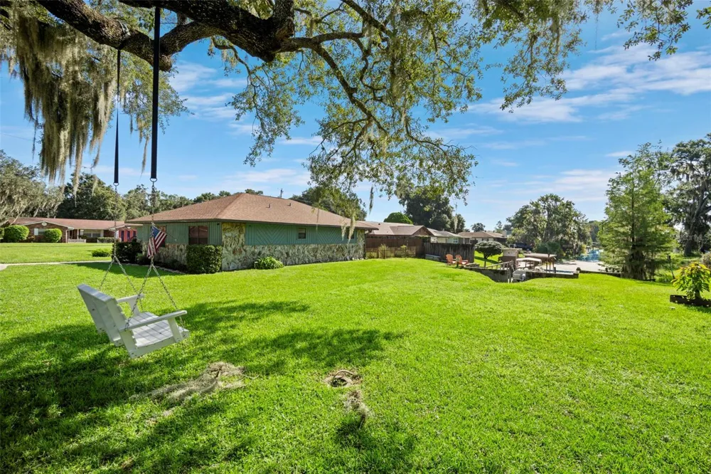 1351 CR 482N Lake Panasoffkee, FL 33538