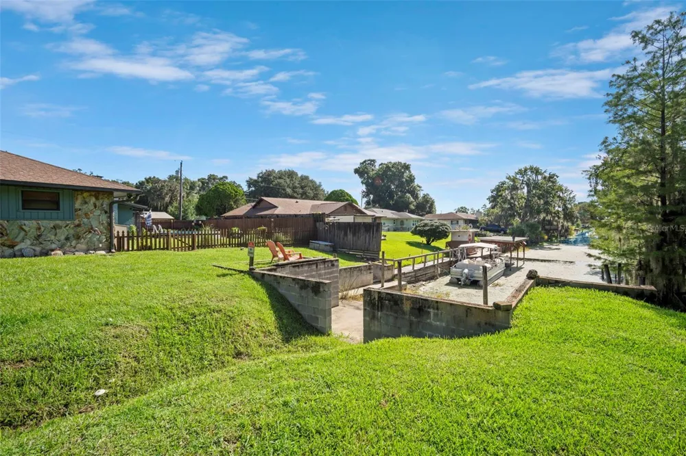 1351 CR 482N Lake Panasoffkee, FL 33538