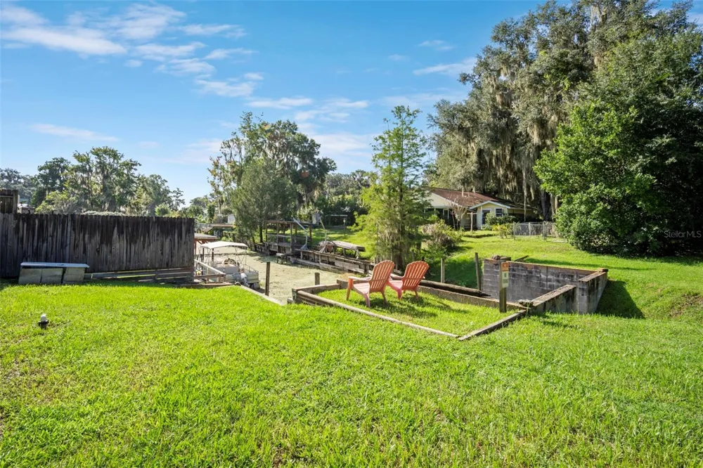 1351 CR 482N Lake Panasoffkee, FL 33538