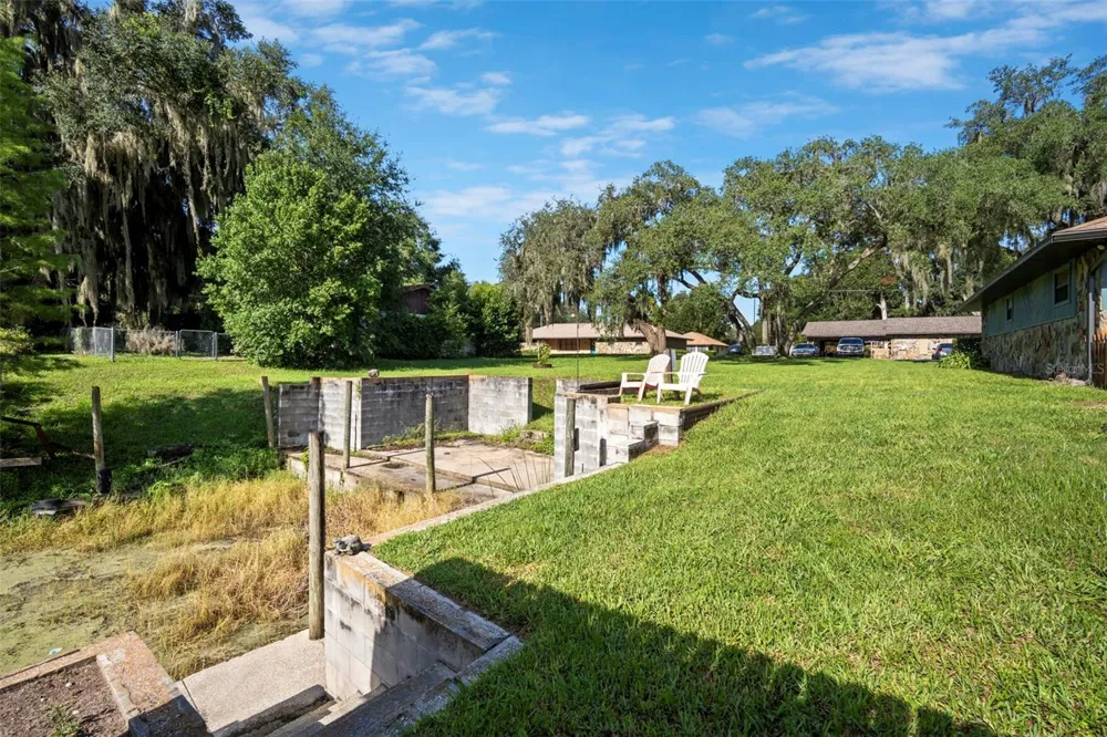 1351 CR 482N Lake Panasoffkee, FL 33538