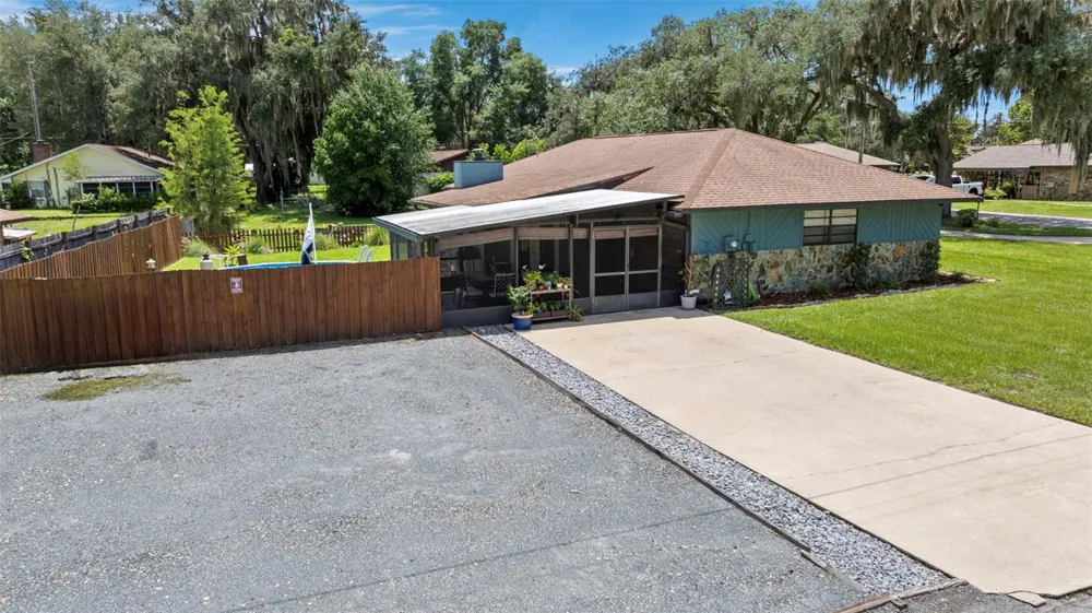 1351 CR 482N Lake Panasoffkee, FL 33538