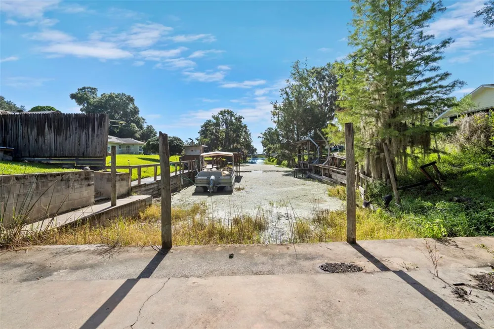1351 CR 482N Lake Panasoffkee, FL 33538