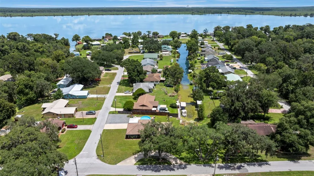 1351 CR 482N Lake Panasoffkee, FL 33538