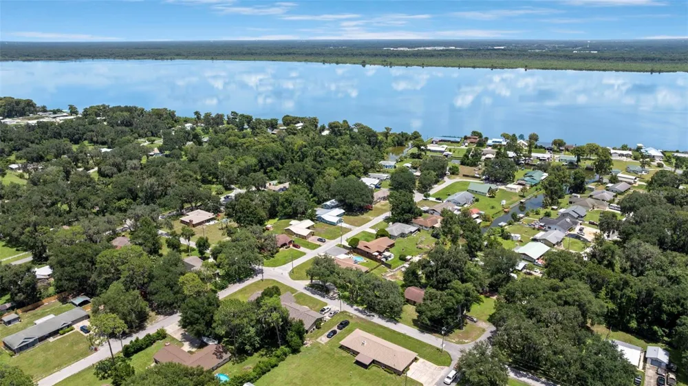 1351 CR 482N Lake Panasoffkee, FL 33538
