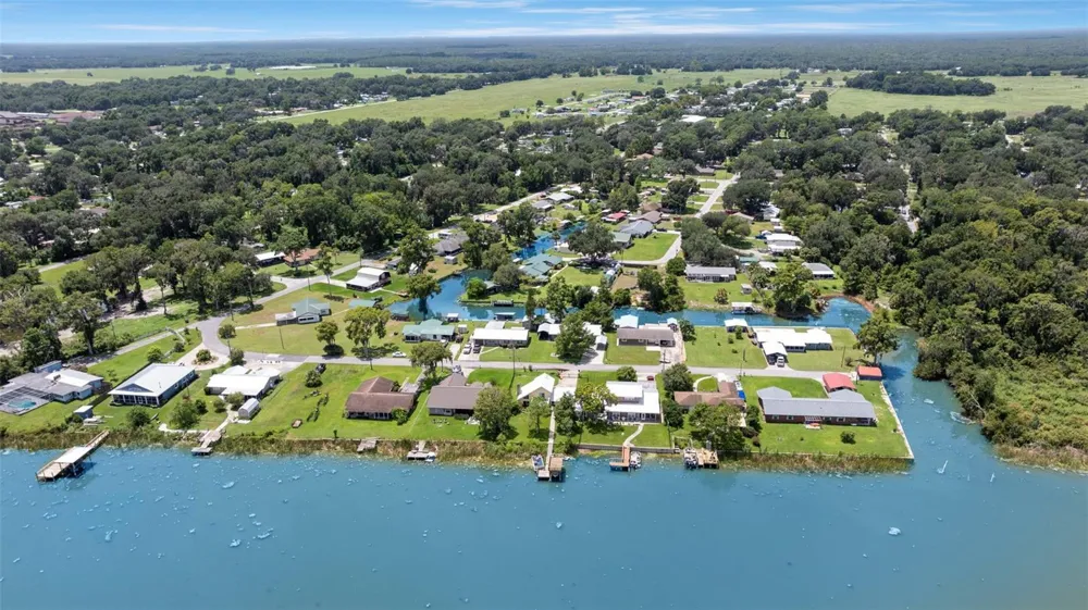 1351 CR 482N Lake Panasoffkee, FL 33538