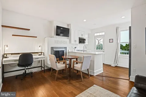 409 CONSTITUTION AVENUE NE #4